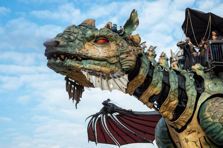 דרקון מכני ענק בקאלה בצרפת